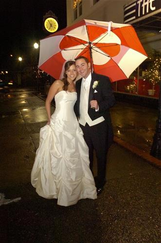 Kara & Jason out in rain under umbrella 
